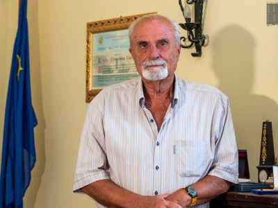 Ci viene anche incontro l'Ammiraglio di squadra Francesco Ricci, curatore del Castello